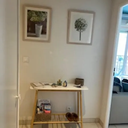 Charming With 2 Balconies Апартаменти *