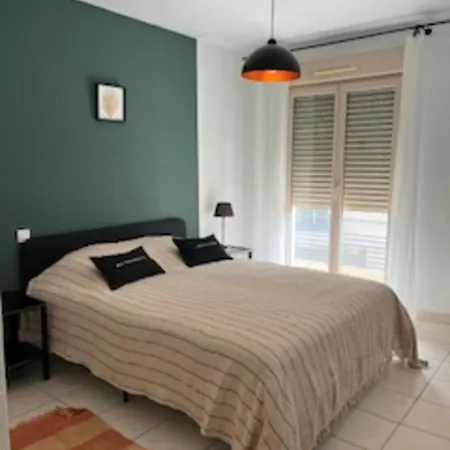 Апартаменти Charming With 2 Balconies *