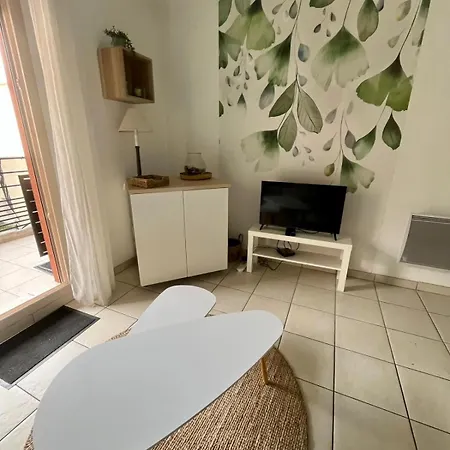 Charming With 2 Balconies Appartement Antibes