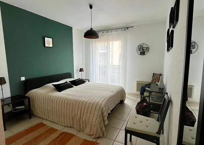 Charming With 2 Balconies Antibes